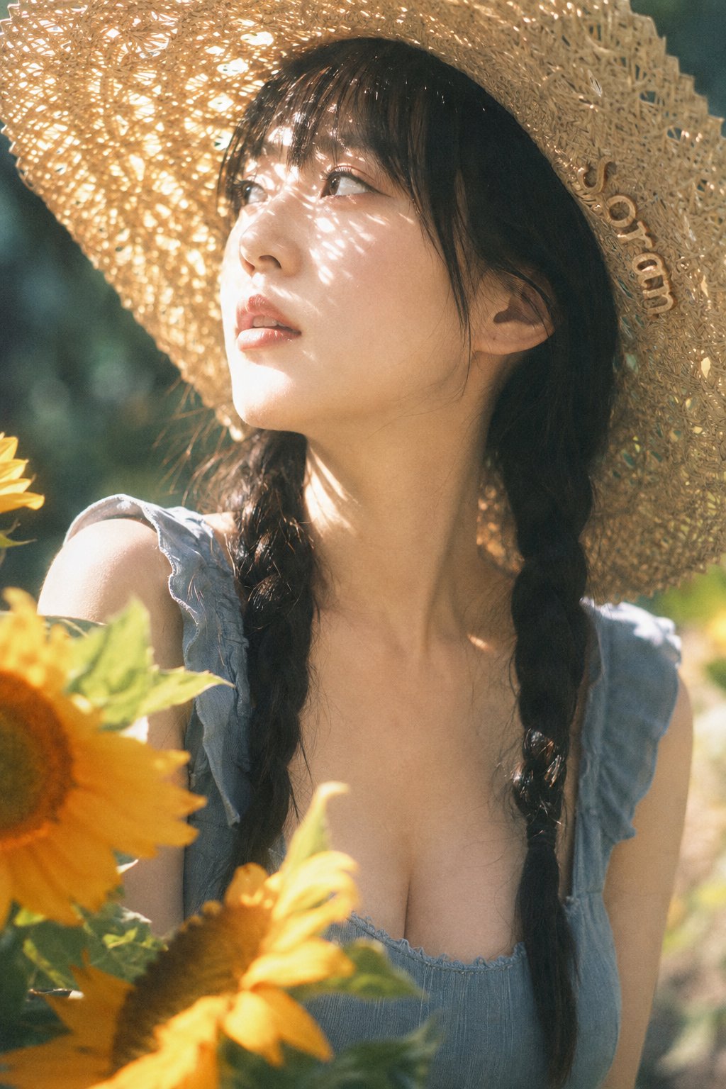 盛夏光影：镂空草帽少女